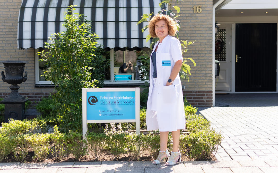 Mercedes Muñoz-Boza Ferres werkt als zelfstandig VS in een huisartsenpraktijk en bij de afdeling oogheelkunde in het Ziekenhuis Medisch Spectrum Twente. Mercedes is zelfstandig ondernemer en heeft ook haar eigen echopraktijk opgericht.